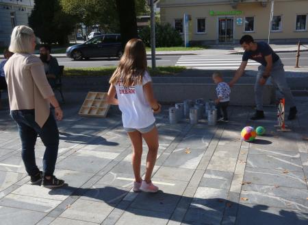 PREDSTAVITEV ETM PRED KULTURNIM DOMOM 04 FOTO LJUBO VUKELIČ